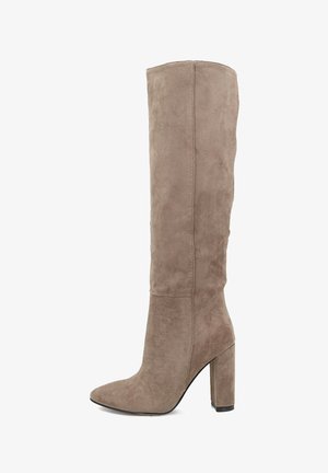 Stivali in suede taupe al ginocchio con punta appuntita e tacco spesso e quadrato. Texture liscia con un design minimalista e senza abbellimenti visibili.