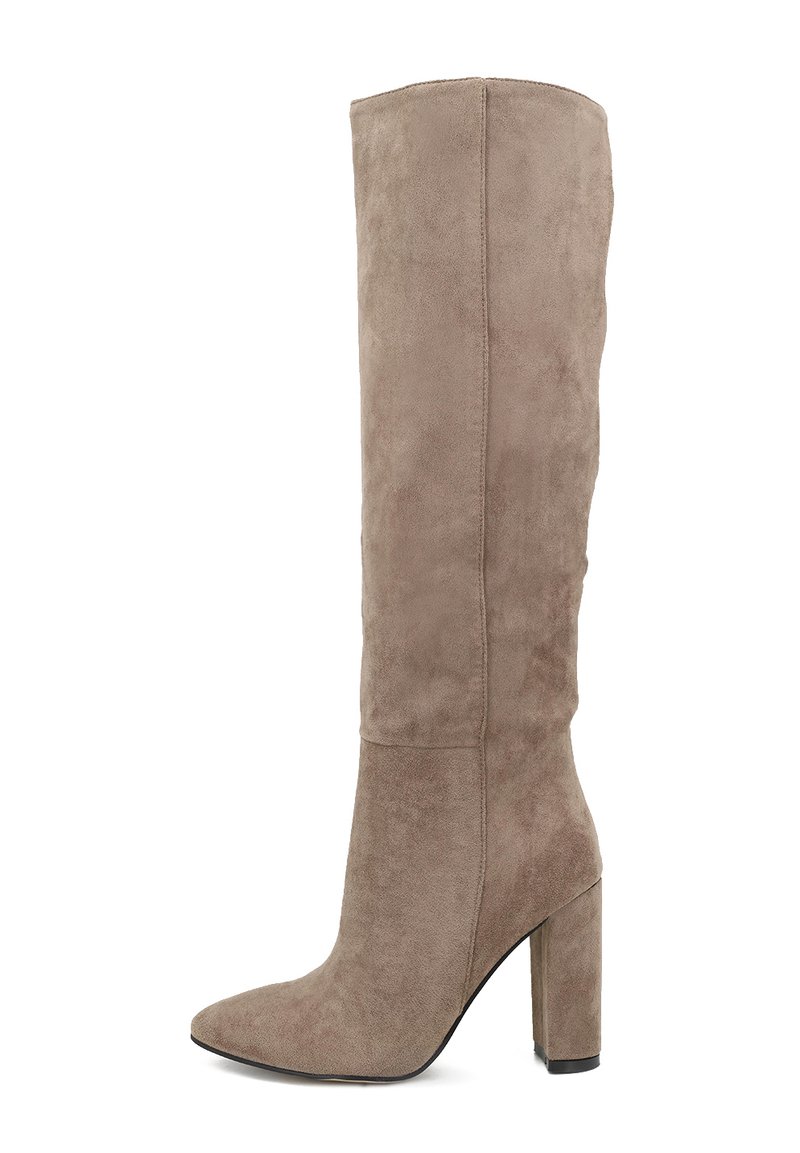 Stivali in suede taupe al ginocchio con punta appuntita e tacco spesso e quadrato. Texture liscia con un design minimalista e senza abbellimenti visibili.