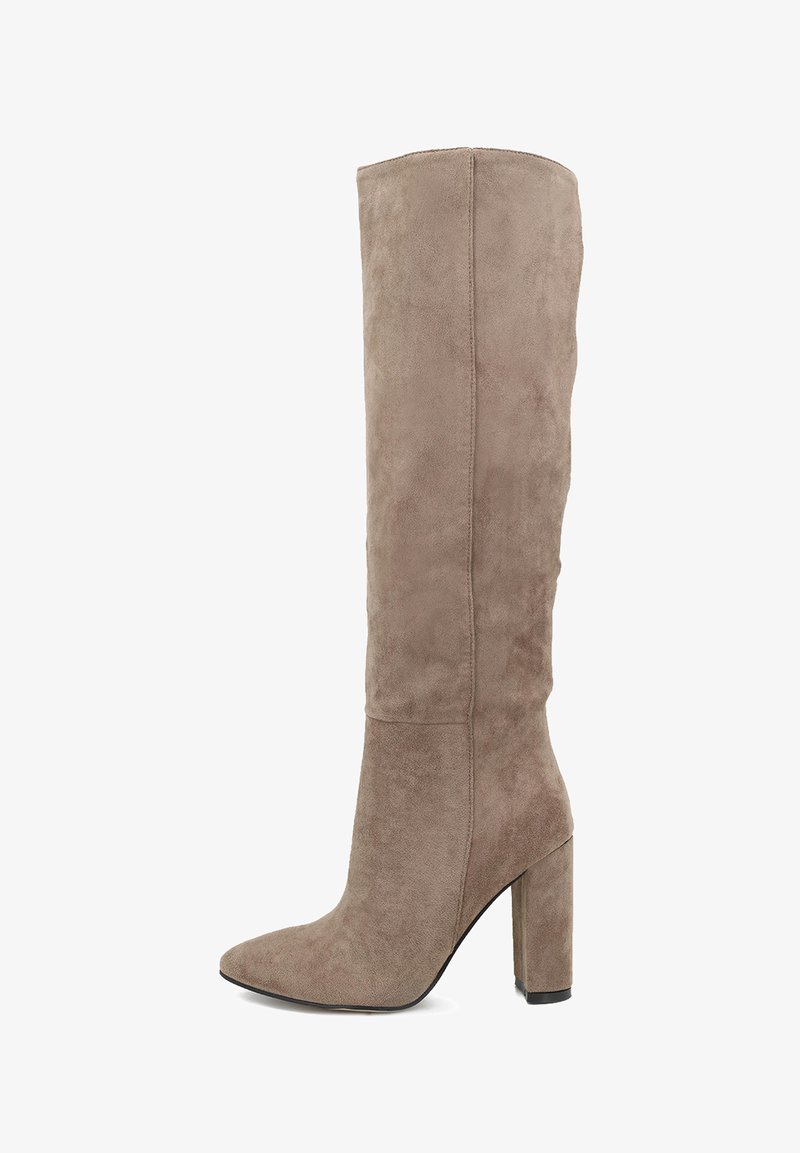 Stivali in suede taupe al ginocchio con punta appuntita e tacco spesso e quadrato. Texture liscia con un design minimalista e senza abbellimenti visibili.