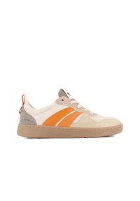 Sneaker con accenti di colore beige e arancione, dotato di lacci e suola testurizzata, esposto su uno sfondo bianco.