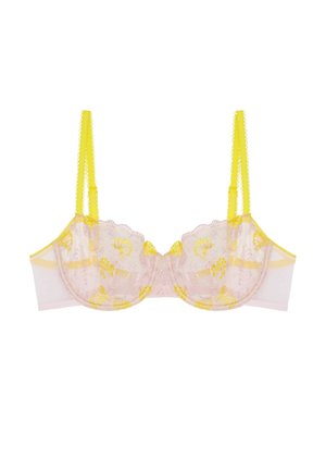 Soutien-gorge en dentelle rose avec broderie florale jaune, bords festonnés et double bretelle jaune. Tissu transparent et ornement décoratif au centre.