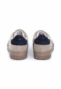 Beige Stoff-Sneaker mit strukturiertem Finish, navyblauen Wildleder-Akzenten an der Ferse und einer braunen Gummisohle, entworfen für Komfort und lässiges Tragen.