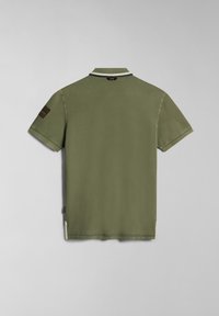 Oliwkowa koszulka polo z kołnierzykiem z białymi i czarnymi detalami. Krótkie rękawy, teksturowany materiał oraz naszywka na lewym rękawie.