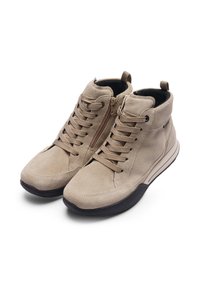 Botines de ante beige con cordones frontales y cremallera lateral. Suela de goma con acentos texturizados y tirador en el talón.