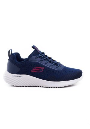 Scarpe da atletica blu navy con tomaia in rete, suola leggera bianca e dettagli rosa. Presentano una linguetta imbottita e un sistema di allacciatura per il supporto.