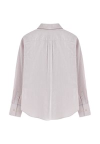 Långärmad skjorta i lätt tyg med tunna röda och vita ränder, med klassisk krage, ryggveck och knäppte ärmslut.