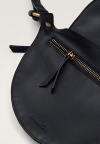 Massimo Dutti Vyölaukku - black