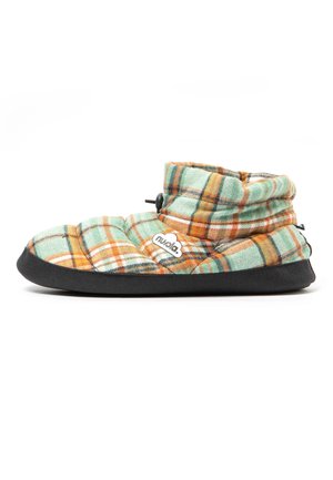 Bota de zapatilla acolchada con tejido de cuadros en verde azulado, naranja y blanco, suela negra, cincha para el tobillo y un pequeño parche de marca en el lateral.