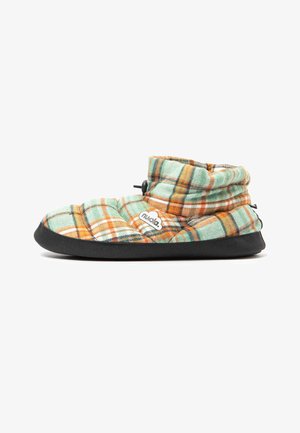 Bota de zapatilla acolchada con tejido de cuadros en verde azulado, naranja y blanco, suela negra, cincha para el tobillo y un pequeño parche de marca en el lateral.