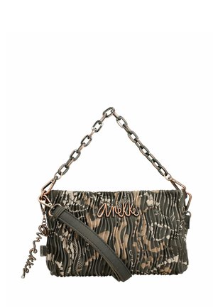 Bolso de mano texturizado en verde oscuro con patrones en beige y marrón, que cuenta con una cadena y un acento del logotipo. Cierre con cremallera, texturas variadas.