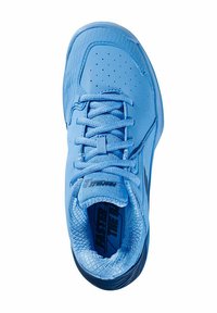 Helles blaues Sportshoe mit strukturiertem Obermaterial, durchlöcherten Details, gepolstertem Zungenbereich und einer Gummisohle mit einem Musterdesign.