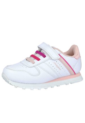 Zapatilla deportiva blanca con acentos en rosa, correa de velcro y suela texturizada. Presenta detalles de costura y perforaciones para la transpirabilidad.