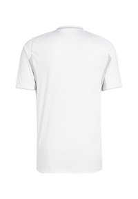 Maglietta sportiva a maniche corte bianca con scollatura rotonda, caratterizzata da accenti grigio chiaro sulle spalle e pannelli in mesh traspiranti.