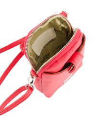 Kleine rosa Lederhandtasche mit Reißverschluss, Innenfutter in Hellbraun mit einem Logo-Muster und einem abnehmbaren Tragegurt.