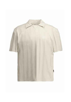 Crèmekleurig poloshirt met korte mouwen, subtiele verticale strepen en een klein borstzakje, afgebeeld tegen een witte achtergrond.