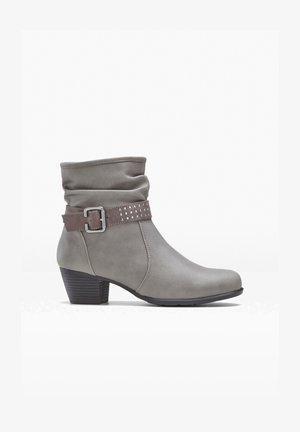 Stivale alla caviglia in finta pelle grigia con una parte superiore arricciata, una cintura di accentuazione marrone con borchie e un tacco impilato per un'altezza maggiore.