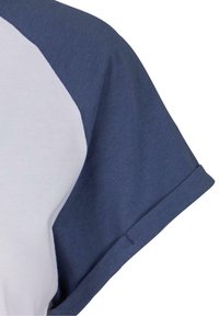 Kortærmet T-shirt med en hvid krop og kontrasterende marineblå ærmer. Har en rullet kant og en glat bomuldsstruktur.