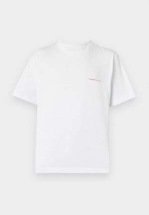 Fehér pamut póló kerek nyakkivágással, rövid ujjal, és kis narancssárga szöveggel az elején. Egyszerű, klasszikus dizájn, normál szabású.