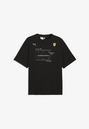 T-shirt in cotone nero con scollo rotondo, maniche corte e stampe bianche, tra cui "SCUDERIA FERRARI" e loghi del marchio.