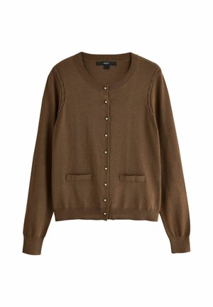 Brauner langärmeliger Cardigan mit Knöpfen, rundem Ausschnitt, kleinen Fronttaschen und gerippten Bündchen, auf weißem Hintergrund dargestellt.