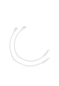 Orecchini a catena argentata con due fili: uno con un charm a forma di stella e l'altro con un charm a forma di cuore. Link delicati e chiusure a moschettone.