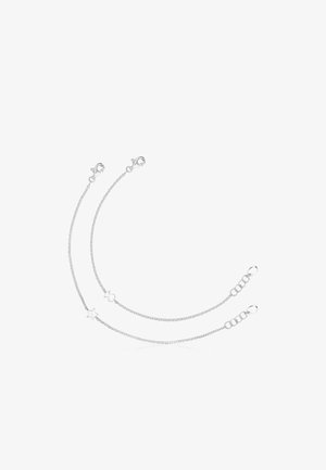 Orecchini a catena argentata con due fili: uno con un charm a forma di stella e l'altro con un charm a forma di cuore. Link delicati e chiusure a moschettone.