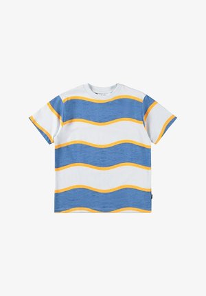 Camiseta de algodón con patrones de ondas en azul y blanco, acentuada con franjas amarillas. Manga corta, cuello redondo y ajuste relajado.
