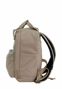 Beige Rucksack mit strukturiertem Stoff, gepolsterten Trägern, Oberhandgriff und Außentasche. Hat schlichte Linien und eine rechteckige Form.