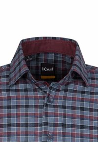 Camicia a quadri con bottoni, caratterizzata da una combinazione di colori blu, bordeaux e nero. Presenta un colletto bordeaux e bottoni blu. L'etichetta della taglia è visibile.