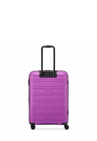 Valigia rigida viola con un design a strisce orizzontali testurizzate, dettagli neri, maniglia telescopica e quattro ruote per la mobilità.