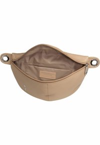 Borsa in pelle beige con forma arrotondata, esterno testurizzato, dettagli in metallo circolari e chiusura con zip. Interno foderato con tasca a soffietto.