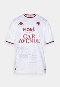 Weißes Kurzarmtrikot mit dezenten grafischen Mustern, maroonfarbige Akzente, Rundhalsausschnitt und großen roten Text: "CAR AVENUE" und "MOSL".