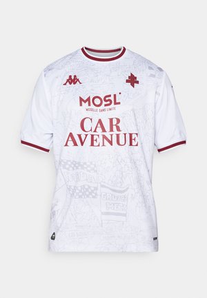 Bílý krátký rukávový dres s jemnými grafickými vzory, s vínovými akcenty, kulatým výstřihem a velkým červeným textem: "CAR AVENUE" a "MOSL".