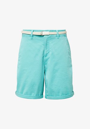 Pantaloni corti di cotone blu chiaro con una cintura tessuta bianca testurizzata. Presentano risvolti e tasche frontali con dettagli cuciti.