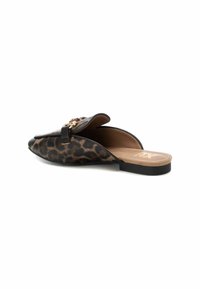 Zapatos sin cordones de estampado de leopardo con suela plana, material de cuero suave y herrajes dorados en la parte superior. Forro interior suave.