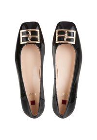 Ballerine in vernice nera con design a punta quadrata. Presentano un emblema dorato davanti e un interno beige chiaro. Stile minimalista.
