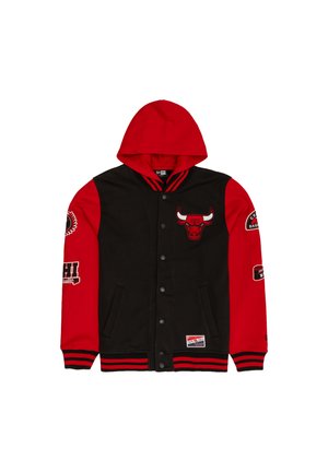 Kapucar jopič s črnim telesom, rdečimi rokavi, vezenim logotipom, črtastimi manšetami in zapiranjem na pritisne gumbe. Dva sprednja žepa.