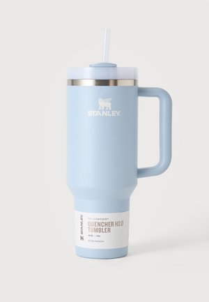 Φωτεινό γαλάζιο κούπα Stanley Quencher H2.0 40 oz με καπάκι, καλαμάκι και λαβή σε απλό φωτεινό φόντο.