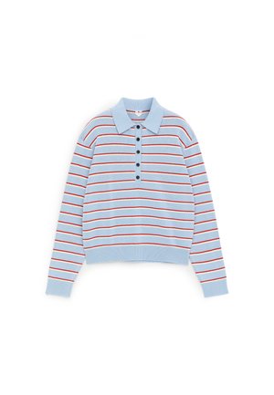 Suéter polo de manga larga azul claro con franjas horizontales rojas y blancas, puños y dobladillo acanalados, y una tapeta frontal con cinco botones.