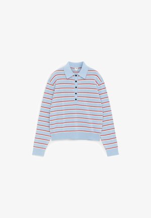 Suéter polo de manga larga azul claro con franjas horizontales rojas y blancas, puños y dobladillo acanalados, y una tapeta frontal con cinco botones.