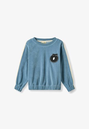 Sweat-shirt bleu à manches longues pour enfants avec des bandes blanches sur les côtés et un écusson noir et blanc sur la poitrine gauche, poignets et ourlet élastiques.