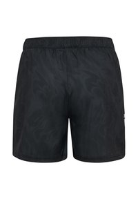 Svarta träningsshorts med en strukturerad mönstring, elastisk midja och en design som når mitt på låret. Inga fickor är synliga.