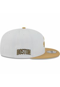 Weiße Snapback-Kappe mit goldener Unterseite, vorne mit "BOSTON" in Schwarz bestickt und einer goldenen Akzentuierung an der Seite.