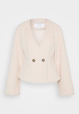 Svetloružová, dvojradová fleecová bunda s priliehavým pásom, širokými rukávmi a tmavými gombíkmi. Mäkky textúr a jednoduchý dizajn.