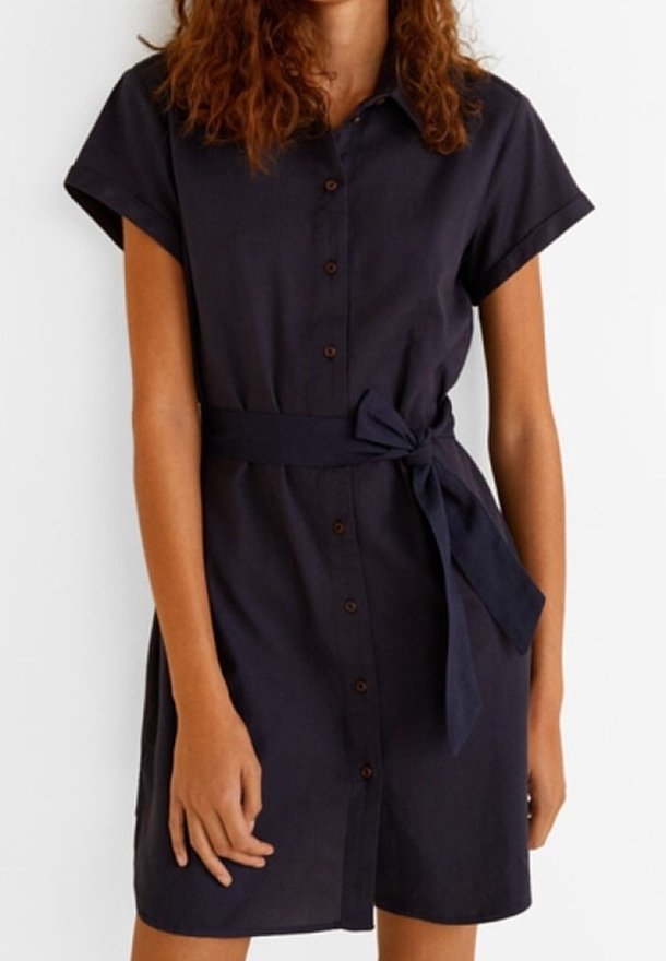 Robe bleu marine à manches courtes avec un devant boutonné, une ceinture à la taille et une coupe décontractée. Elle présente une texture lisse et un léger éclat.