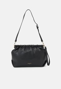 Černá kožená taška s řasenou texturou, nastavitelným popruhem a zlatým logem. Kompaktní tvar vhodný pro každodenní použití.