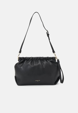 Černá kožená taška s řasenou texturou, nastavitelným popruhem a zlatým logem. Kompaktní tvar vhodný pro každodenní použití.