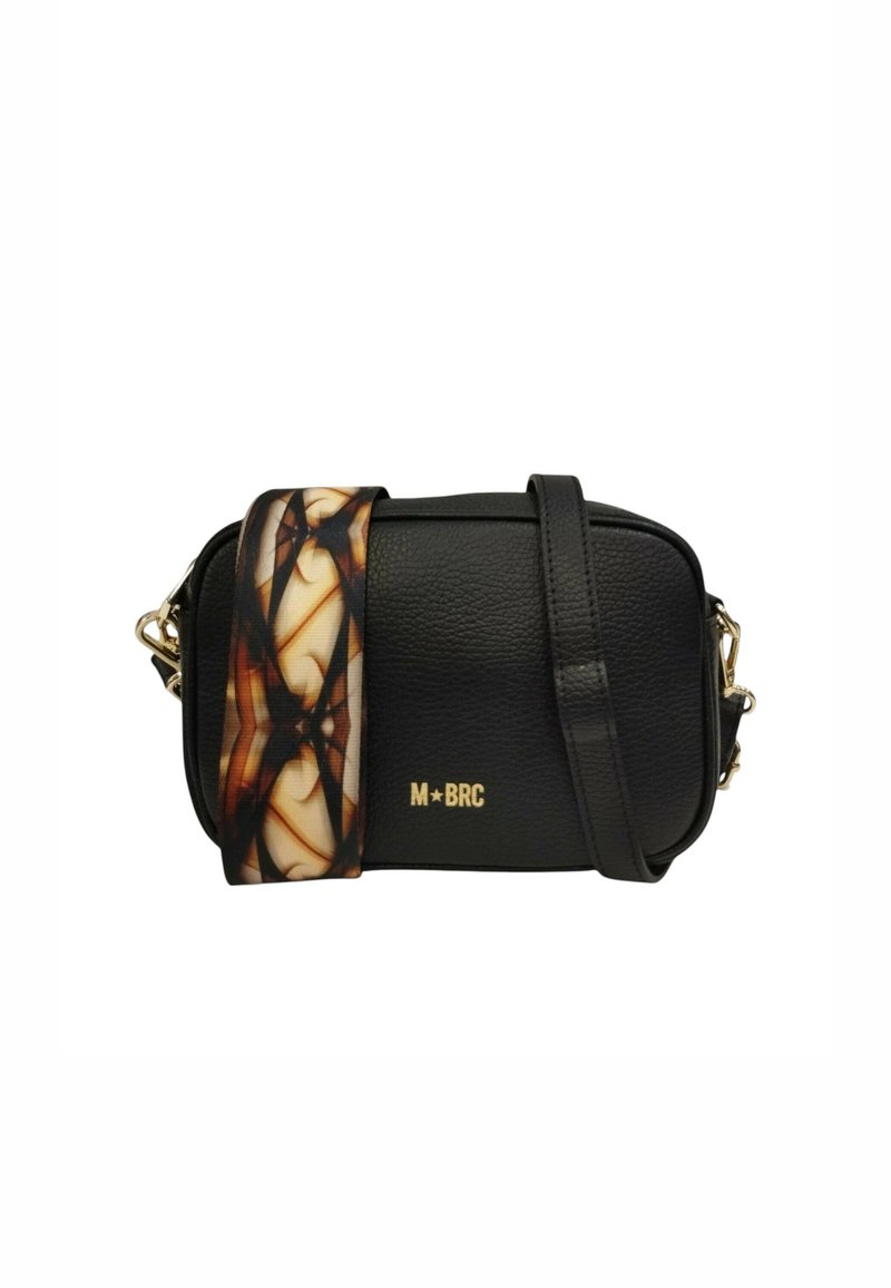 Borsa a tracolla in pelle nera con una tracolla a motivo marmorizzato e accessori in oro. Presenta logo impresso, forma rettangolare e tracolla regolabile.