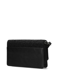 Pochette rettangolare nera con una sezione superiore testurizzata e un cinturino staccabile con moschettone sul lato, mostrata su uno sfondo bianco.