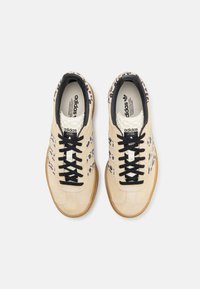 adidas Originals GAZELLE BOLD - Αθλητικά παπούτσια - cream white/core black/cream white